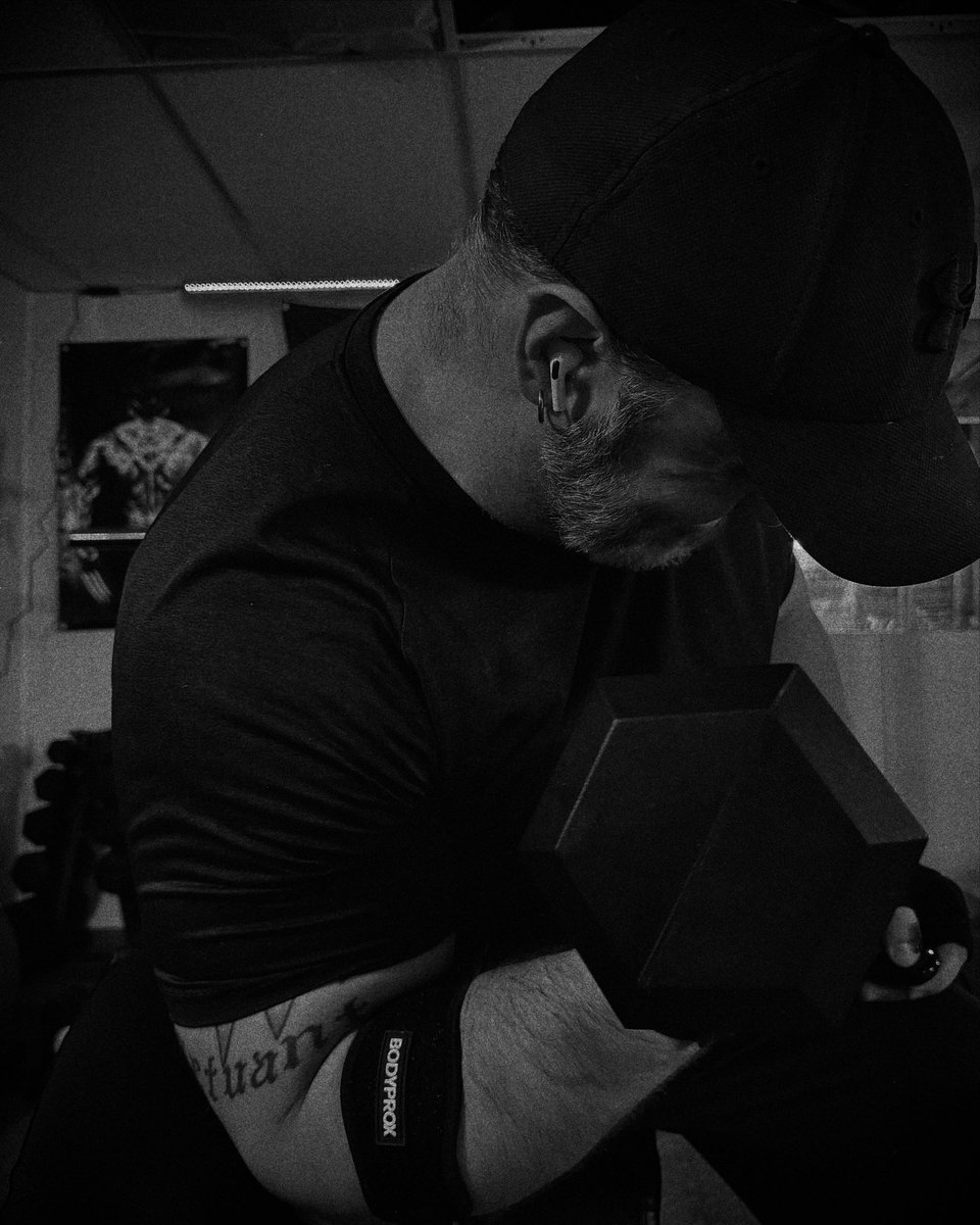 WolverineGuyKev's tweet image. Let’s keep the week going strong with BACK day 💪 Today’s focus: controlled reps to maximize that mind-muscle connection
 🔥
Catch the action LIVE at 10:30 AM on Twitch: twitch.tv/wolverineguykev

Let’s build that mankini body together! #gymtok #deadlift #fitness #gymlife #Detroit