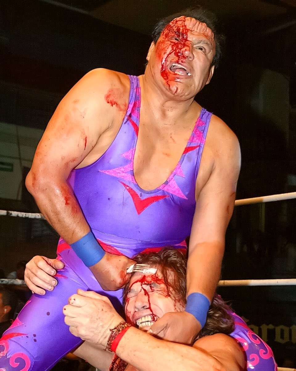 LuchaLibreYYa's tweet photo. #EnUnDíaComoHoy pero de 1970 hacia su debut como luchador profesional bajo el nombre de Ray Rosas en Ciudad Neza, hijo de Ray Mendoza y miembro de la Dinastía Imperial un joven de 18 años llamado Arturo Díaz Mendoza (QEPD). 

Sin duda, el Villano III, uno de los más grandes y más queridos de todos los tiempos.