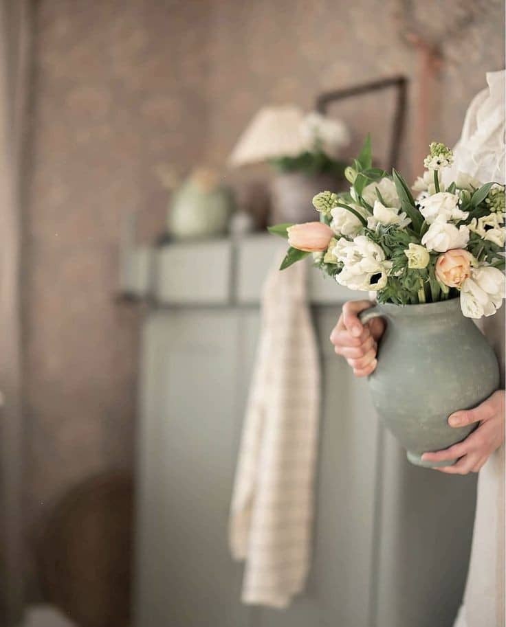 ......

- أُدركتُ بعدَ فَوات الآوان أنّ غيابي لا يُشكل فارقًا ، لأولئكَ الذين كان يَضيقُ بِي العَالم عنَد غيابِهم .

......