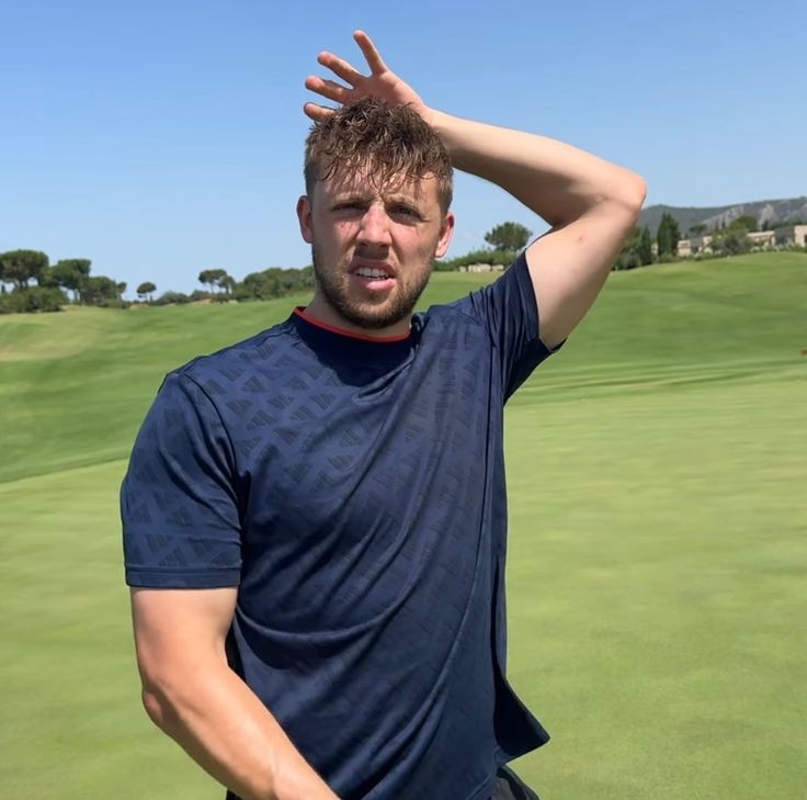 NickiNicol6's tweet photo. part 2 of being obsessed with his arms https://t.co/vznHb7tXIM