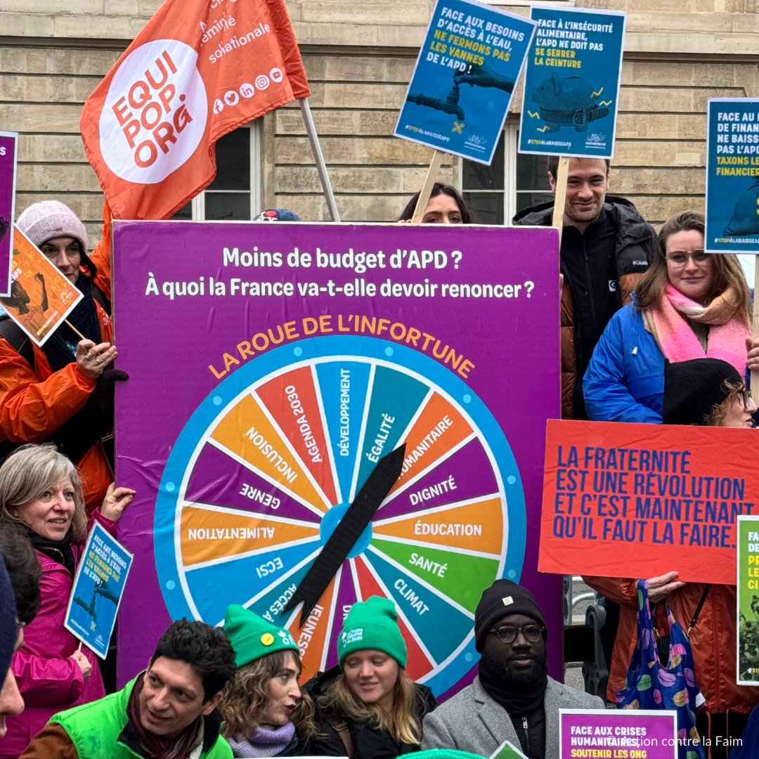 ACF_France's tweet photo. ✊🪧 Ce midi nous étions au rassemblement devant l’@AssembleeNat pour protester contre la grande saignée de l'aide publique au développement (#APD) proposée par le Gouvernement dans le projet de #loidefinances pour 2025. https://t.co/HzTjkuUL07