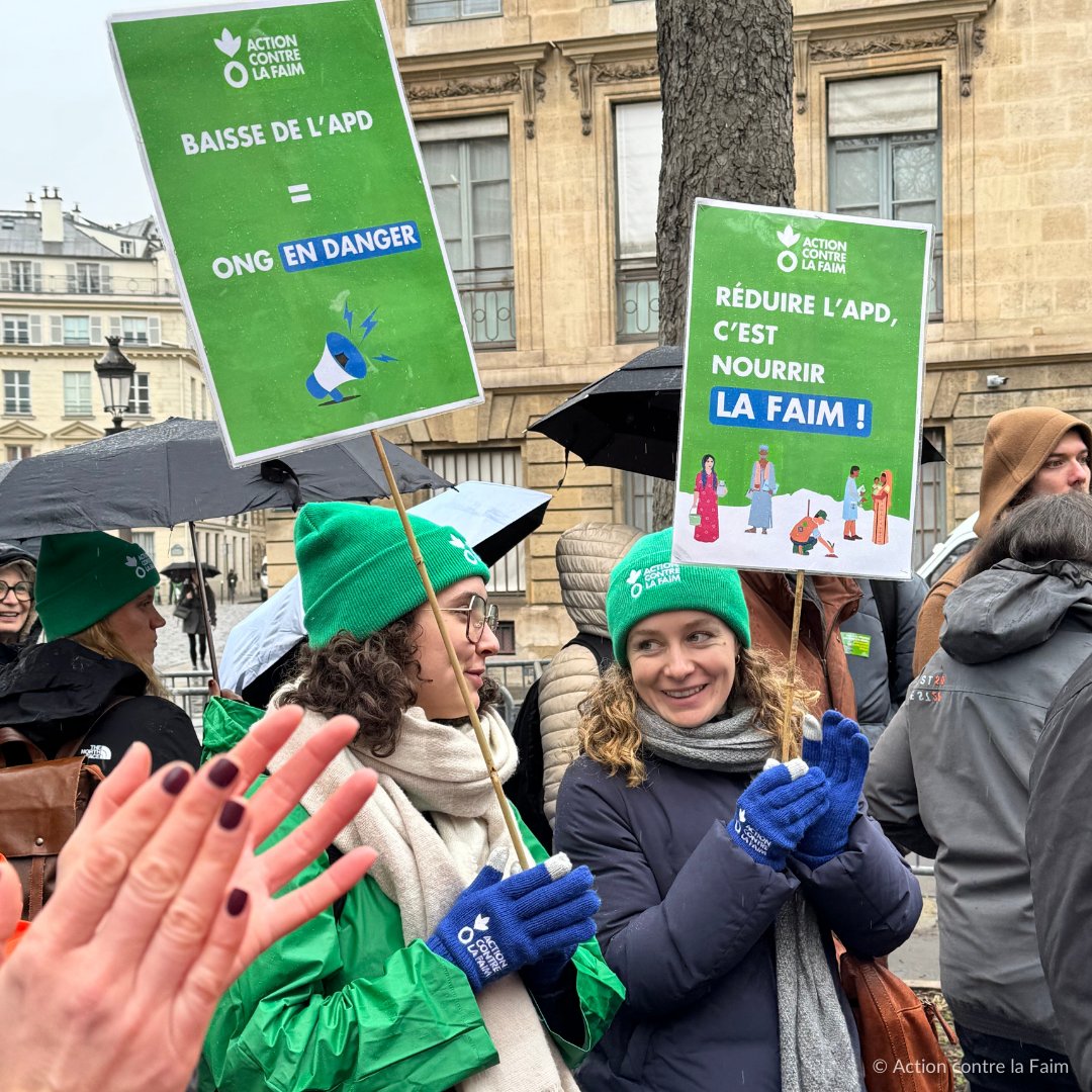 ActionContreLaFaim (@acf_france) on Twitter photo ✊🪧 Ce midi nous étions au rassemblement devant l’<a href="/AssembleeNat/">Assemblée nationale</a> pour protester contre la grande saignée de l'aide publique au développement (#APD) proposée par le Gouvernement dans le projet de #loidefinances pour 2025. ✊🪧 Ce midi nous étions au rassemblement devant l’<a href="/AssembleeNat/">Assemblée nationale</a> pour protester contre la grande saignée de l'aide publique au développement (#APD) proposée par le Gouvernement dans le projet de #loidefinances pour 2025.