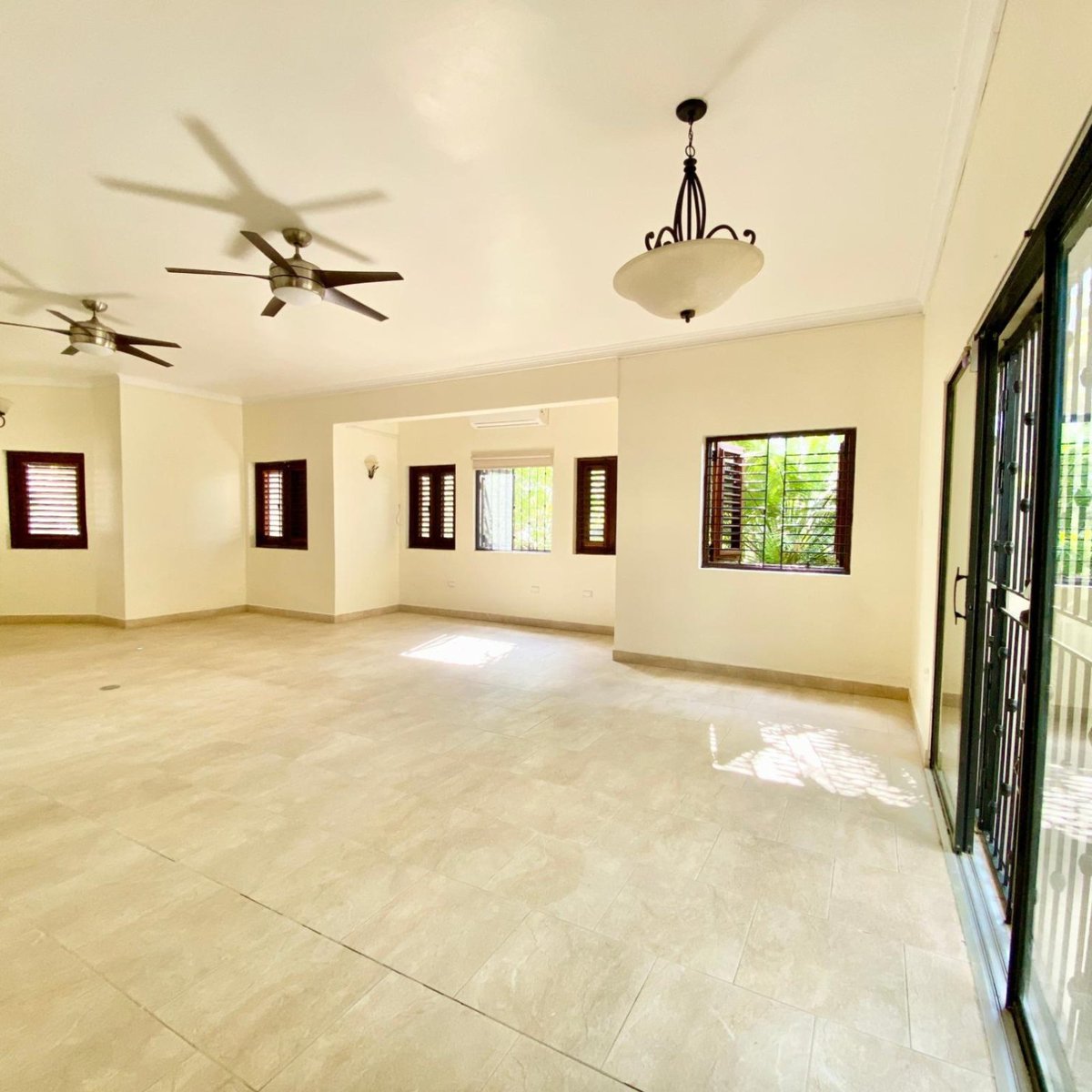 C21HeaveHo's tweet photo. 🚨HOUSE FOR SALE🚨

𝗔𝗱𝗱𝗿𝗲𝘀𝘀: 3 Plymouth Way, Kingston 6, St. Andrew
𝐏𝐫𝐢𝐜𝐞: US$2.2M

𝐅𝐞𝐚𝐭𝐮𝐫𝐞𝐬:
* 5-bed
* 6-bath
* 7,500 Sq. Ft.
* Sec. System
* Gated Community
* Swimming Pool
* Garden Areas
* Water Heater 
* Water Tank
* Stand-by Generator
* 24Hr Security https://t.co/FPxV4ge2YB