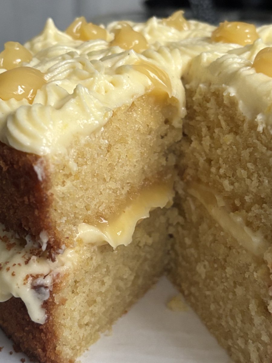 bakingenjoyer's tweet image. today i present to you: a lemon and vanilla bean sponge cake layered with lemon buttercream and lemon curd :)