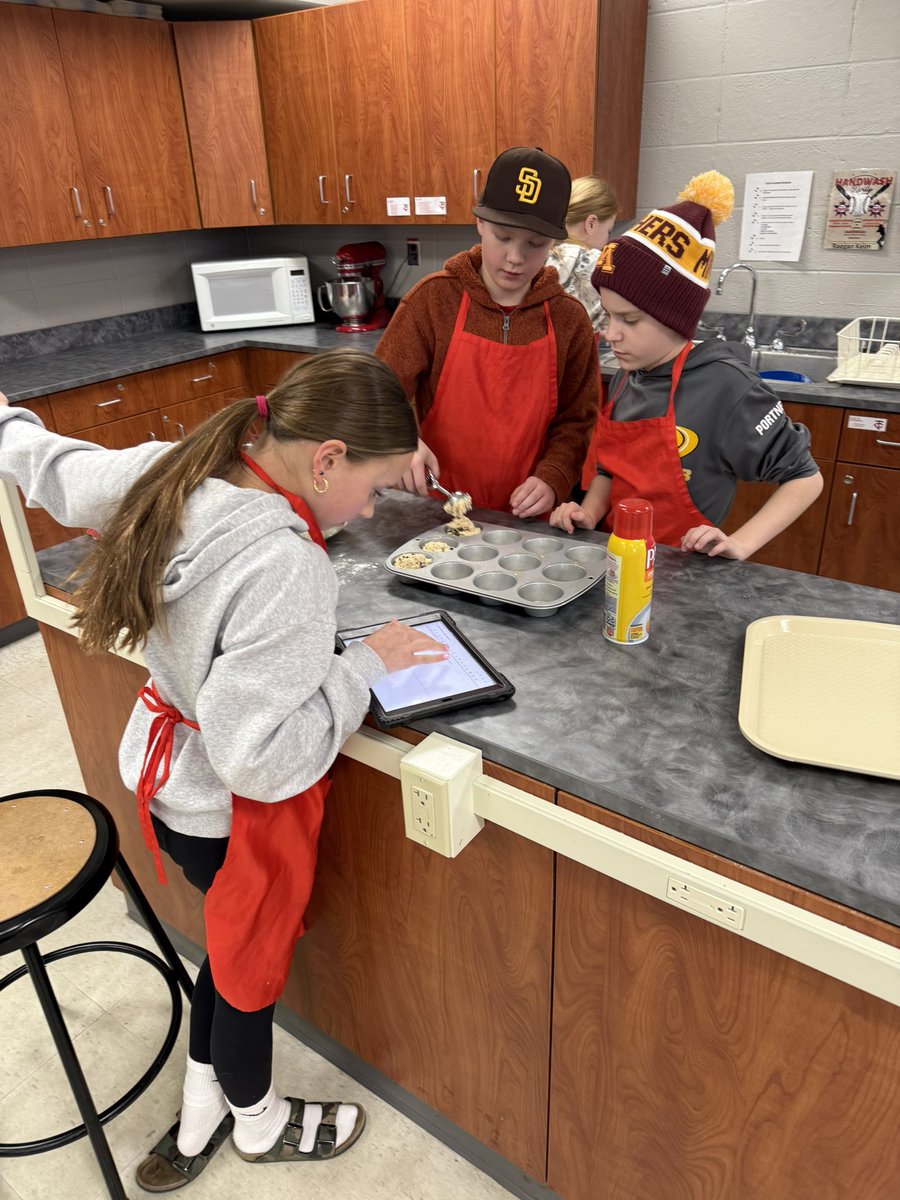 BizMathGuy's tweet image. Business Math 6 - got after their first bake in Qtr. 3. Banana chocolate chip muffins were a hit in the class &amp;amp; amongst some of our staff deliveries. Students also needed to make accommodations for gluten allergies. #BearGrove #Bizmathguy @ByronMSBears @ByronBears