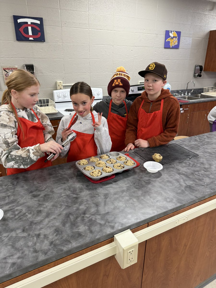 BizMathGuy's tweet image. Business Math 6 - got after their first bake in Qtr. 3. Banana chocolate chip muffins were a hit in the class &amp;amp; amongst some of our staff deliveries. Students also needed to make accommodations for gluten allergies. #BearGrove #Bizmathguy @ByronMSBears @ByronBears