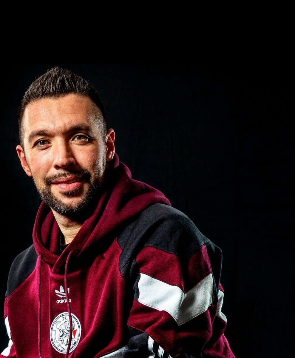 Graag een Repost uit respect en steun voor onze Hoofdtrainer #Farioli .
Een fantastische teamplayer in de moeilijke periode waar ons #Ajax <a href="/AFCAjax/">AFC Ajax</a> in wederopbouw doorheen gaat.

Altijd respectvol en positief. 
#Farioli❤🦋