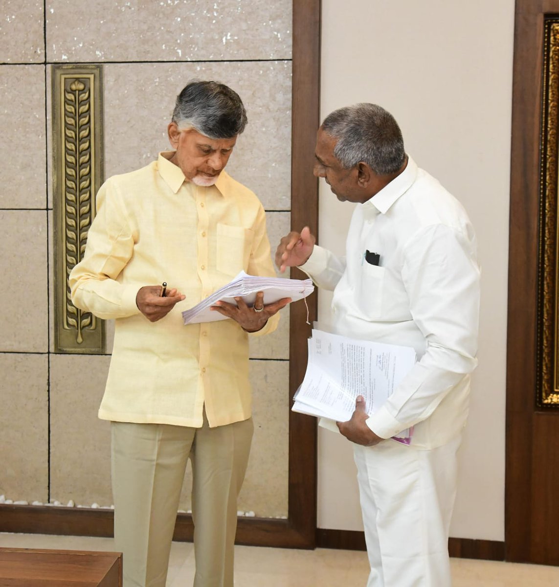 burugupalli_bsr's tweet photo. ఈ రోజు అమరావతి  సెక్రటేరియట్ లో ముఖ్యమంత్రి కార్యాలయం నందు మన ముఖ్యమంత్రి వర్యులు గౌరవ శ్రీ నారా చంద్రబాబు నాయుడు గారిని కలిసి నిడదవోలు నియోజకవర్గ అభివృద్ధి పనులు గురించి చర్చించడం జరిగింది.
#ChandrababuNaidu 
#nidadavole https://t.co/n8P3qzqaPC