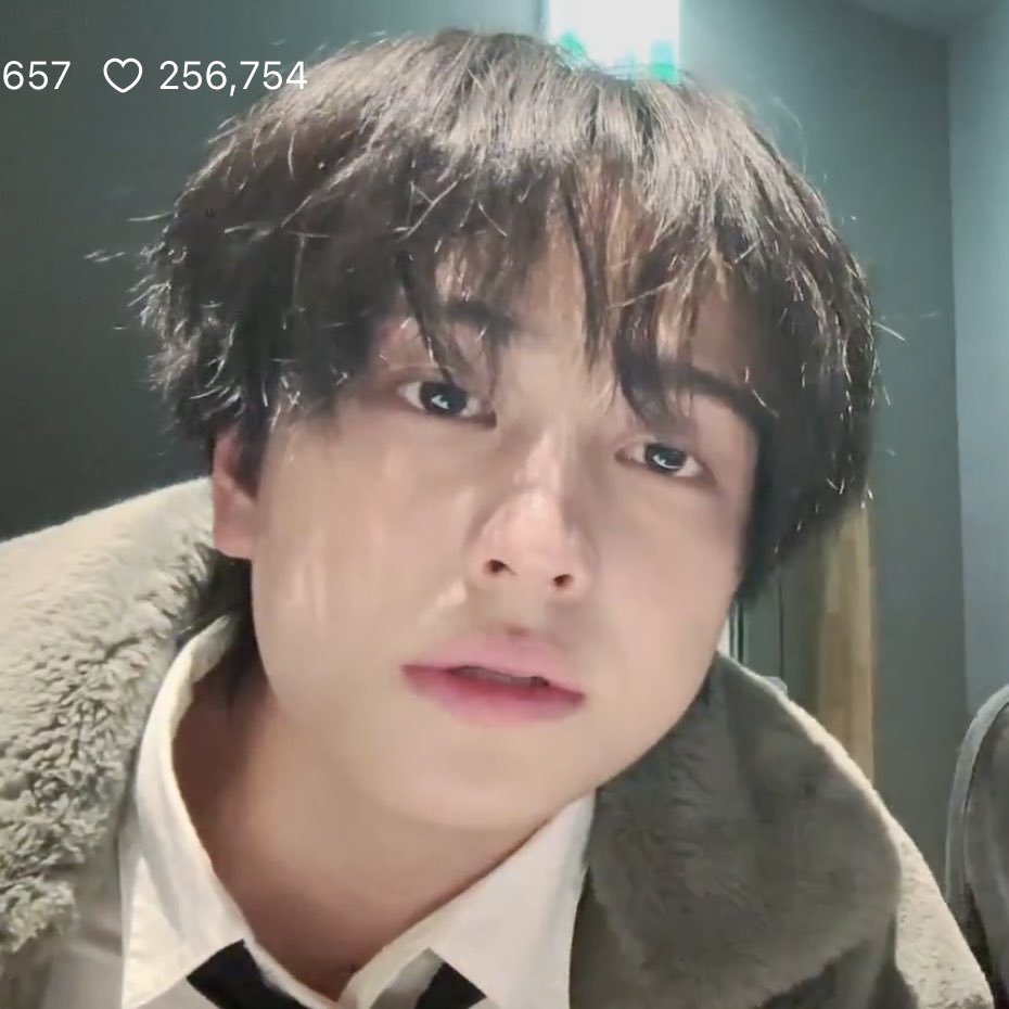 타키 옆모습 날렵한 거 볼 때마다 신기해 정면만 보면 바로 볼살 푸짐해지는데