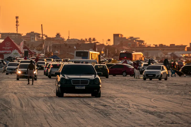 alicemmorais's tweet photo. Carros transitando livremente na faixa de areia de uma praia, bem ao lado de uma área de proteção ambiental. Parece um absurdo, mas é uma cena comum em Salinópolis, Pará, bem na Amazônia.
A 220km da sede da COP30
+ no fio 🧶

Foto: Matheus Melo

Leia aqui: https://t.co/JMMs9ZPiUt https://t.co/f528MZjybU