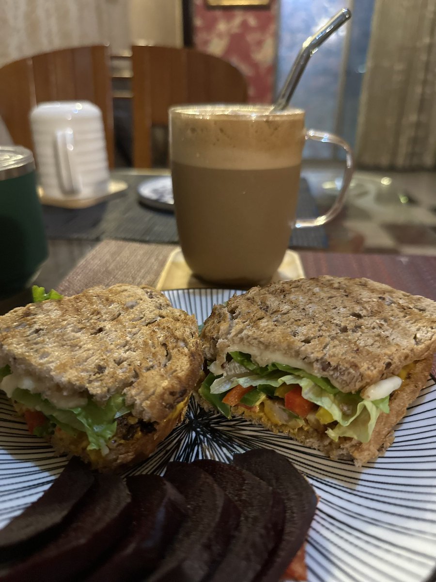 HiCoff33's tweet photo. I am enjoying a healthy and light dinner without taking a walk🧋🥪#WBU
#lightdinner🧋 https://t.co/NLJEF3oQpo