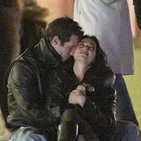 오늘 뜬 파파라치 사진 보고 최종적으로 마음 시큰히 아려짐.. 프랑스 에펠탑에서의 둘