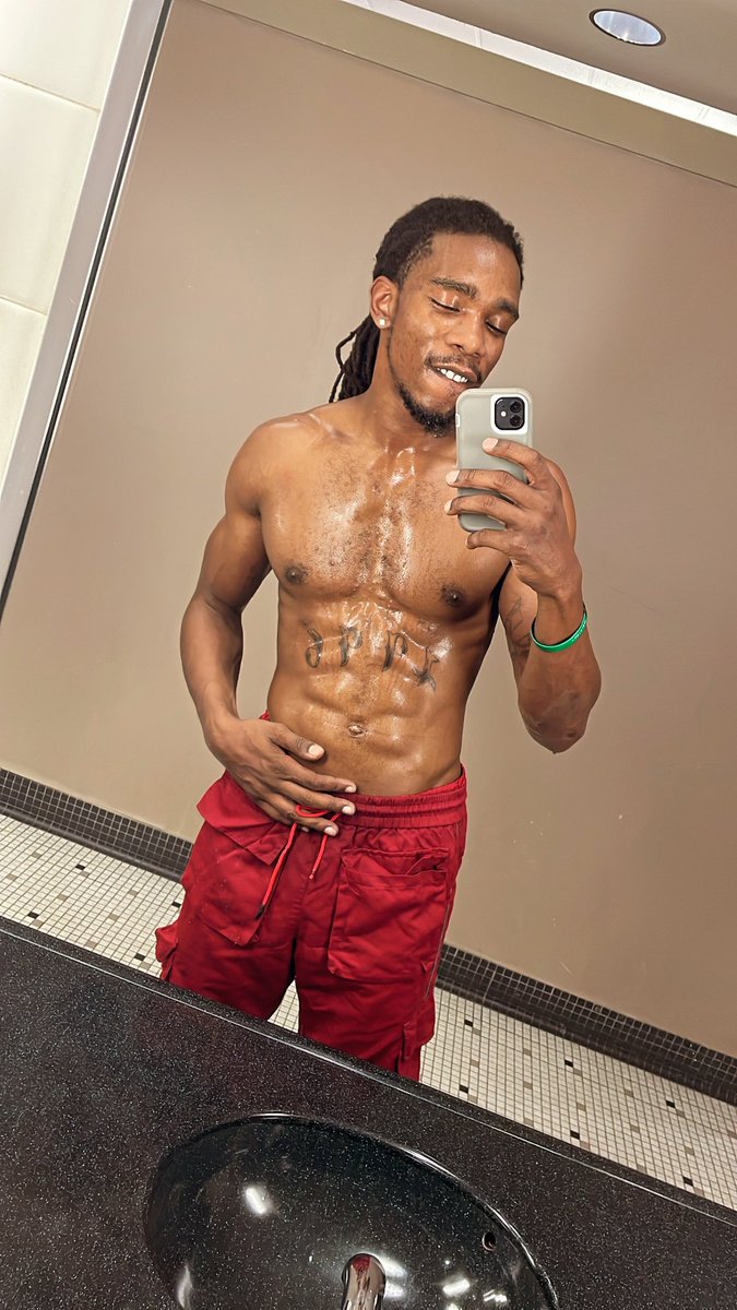 2kDubbs's tweet photo. 🏋🏾‍♂️😏😮‍💨 https://t.co/DcyIh9FZsE