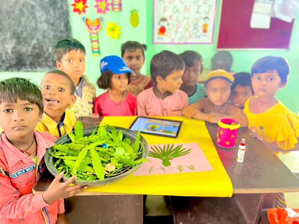 kashikichhavi's tweet photo. Preparation for school activity 😍
तुम्हें निकलना है बच्चों
सूरज की तरह
धुंध को चीरते हुए
स्याह को भेदते हुए
ना सही कुल जमा जमीं के लिए
मगर अपनी सूरजमुखी
जैसी फैमिली के लिए..🌻🤗
#art_lover
#paper_flower
#decorationideas
#board
#art
#papercraft https://t.co/v8gH4vxmLx