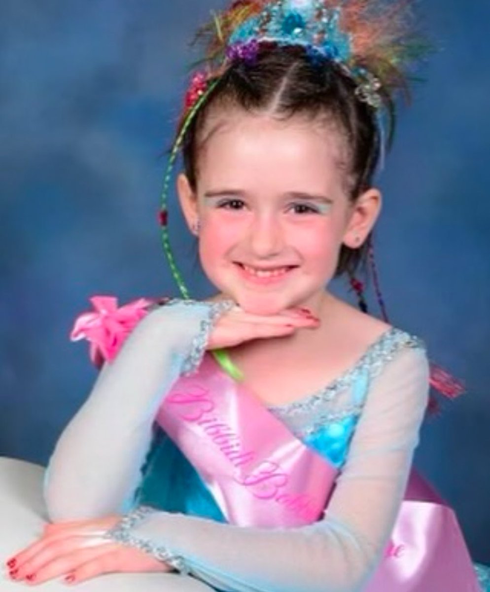 ☘️SENIOR SPOTLIGHT ☘️ MOLLY O’TOOLE!!

Postition: Guard
Fav color: pink
Fav food: steak.
Fun fact:Molly has been playing basketball since 3rd grade

Molly will be attending D'Youville University to study nursing along with playing division Il basketball!