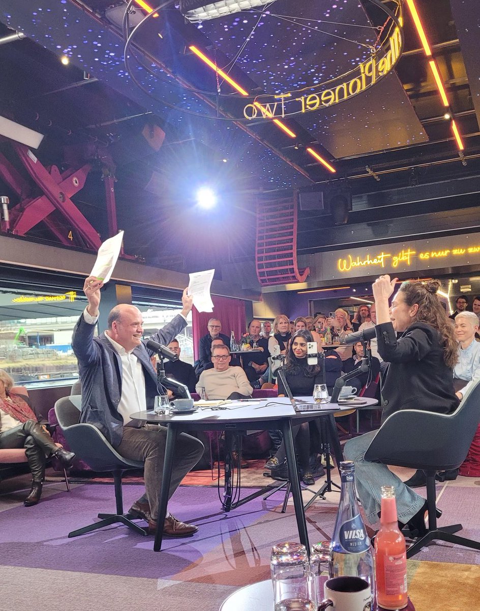 Live-Podcast Machtwechsel: Alle Anträge fliegen hoch…
⁦<a href="/robinalexander_/">Robin Alexander</a>⁩  in Aktion