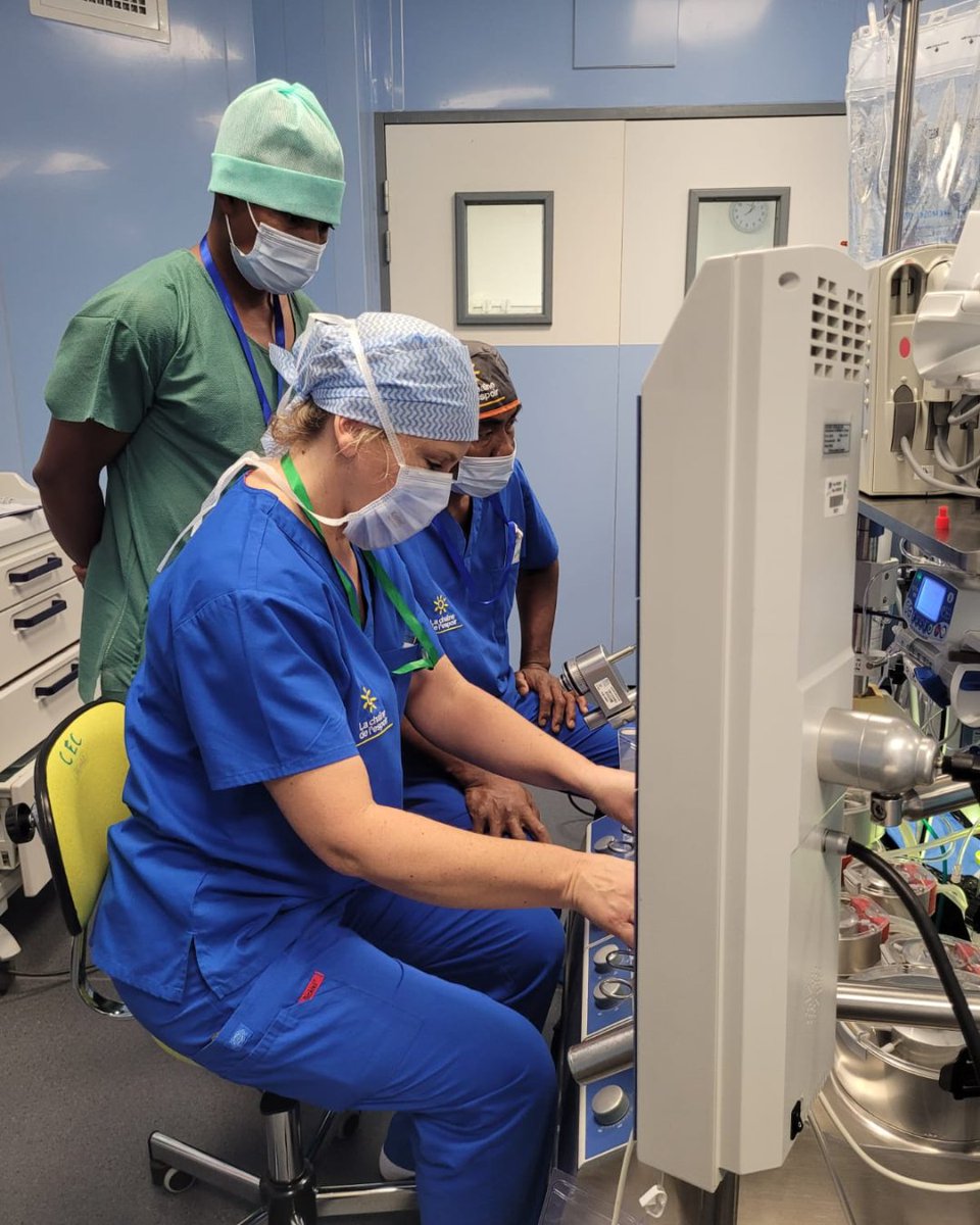 chainedelespoir's tweet photo. 📣 « Les opérations à cœur ouvert sont des interventions complexes et éprouvantes, suscitant souvent une angoisse chez l’enfant et sa famille. L’accompagnement #psychologique joue un rôle essentiel pour identifier les peurs, apaiser les inquiétudes et aider l’enfant...
(🧵3/5) https://t.co/iDS4L1gZkB