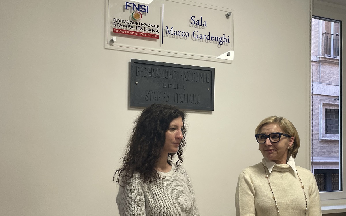 FnsiSocial's tweet photo. Intitolata a Marco Gardenghi la sala riunioni della #Fnsi. La cerimonia oggi nella sede di via delle Botteghe Oscure alla presenza della figlia Elisabetta. La segretaria generale Costante: «Un uomo leale, che si è sempre occupato dei colleghi, senza mai sottrarsi alla mischia» https://t.co/0ZrD7KzrJU