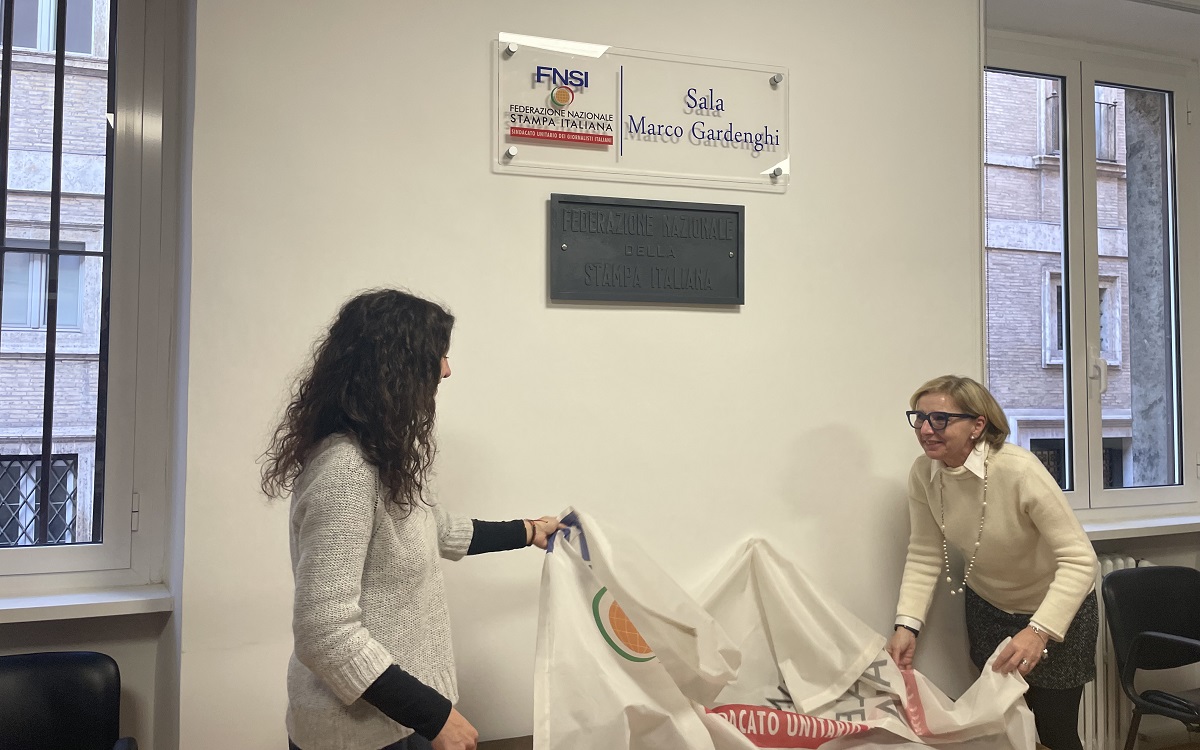 FnsiSocial's tweet photo. Intitolata a Marco Gardenghi la sala riunioni della #Fnsi. La cerimonia oggi nella sede di via delle Botteghe Oscure alla presenza della figlia Elisabetta. La segretaria generale Costante: «Un uomo leale, che si è sempre occupato dei colleghi, senza mai sottrarsi alla mischia» https://t.co/0ZrD7KzrJU