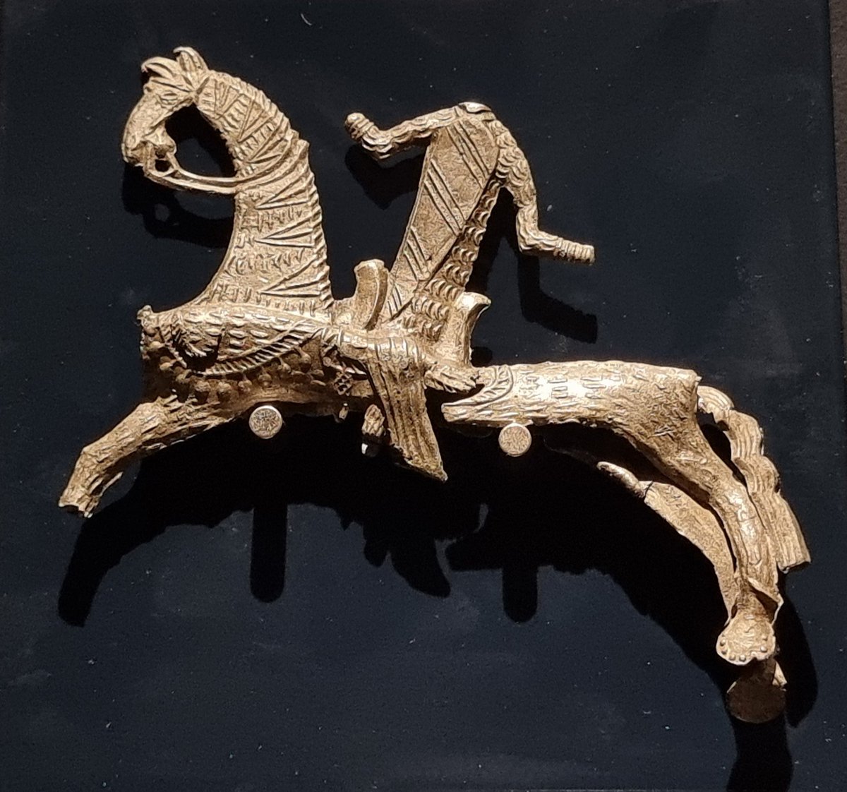 Cavalier aux armes pré heraldique ? figurant sur le bouclier en amande 
XII-XIII e 
Harnais généreusement garni de grelots 🔔
Palazzo Davanzati Firenze