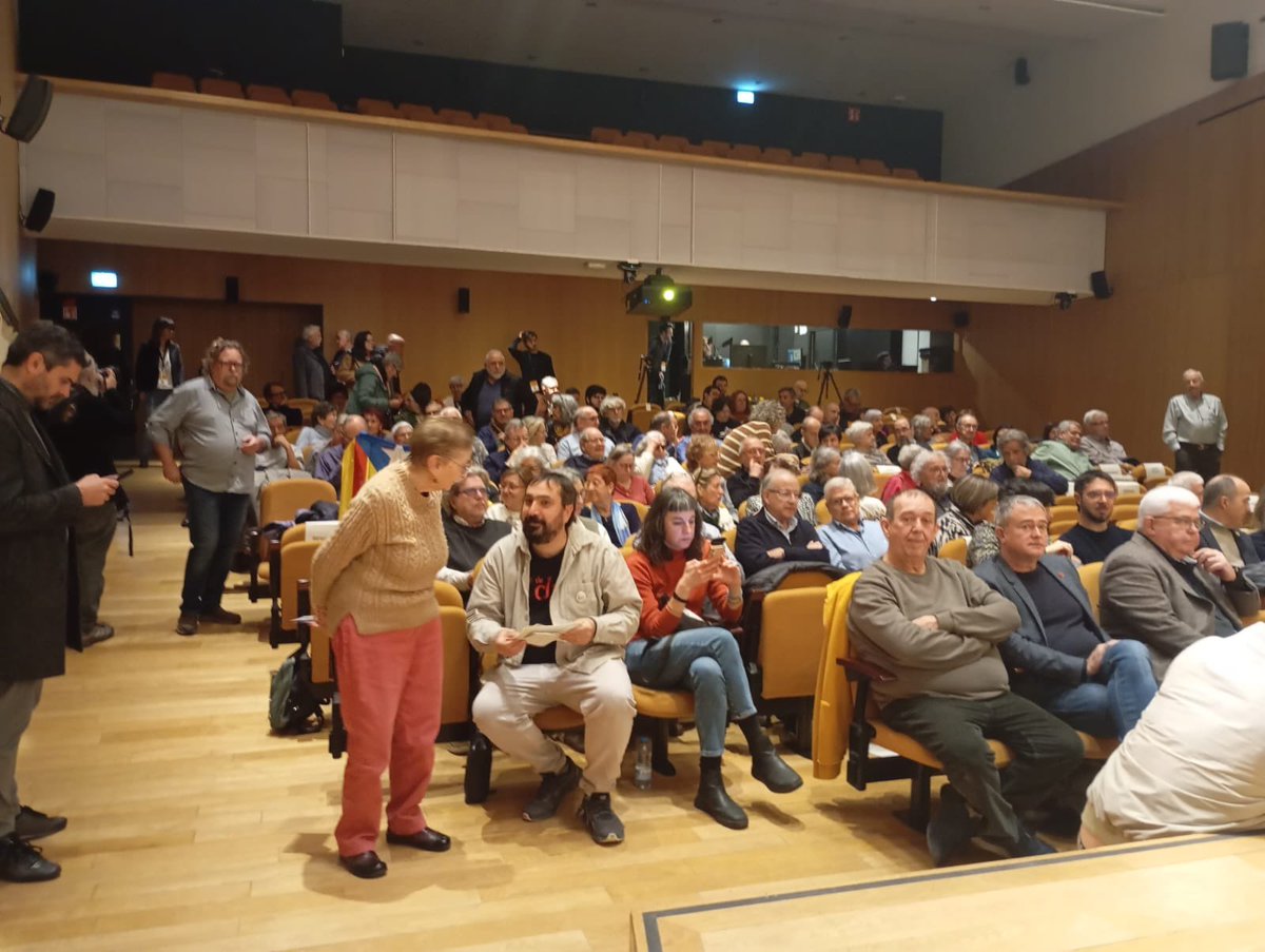 📢 *Decidim en acció!*  

El passat dissabte va ser un dia intens i ple de participació:  

✅ Vam estar presents a l'acte del nou *full de ruta de l'ANC* a Barcelona, enfortint lligams amb la nostra entitat agermanada.