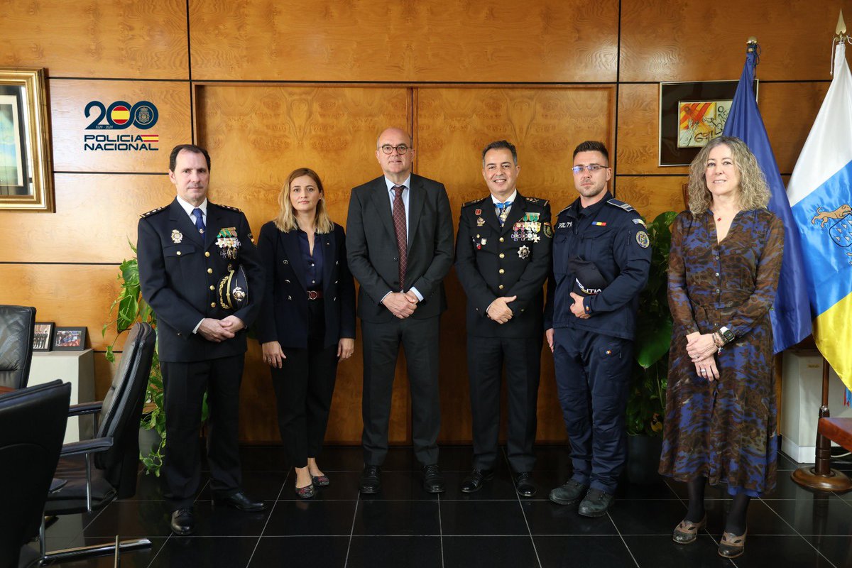 policia's tweet photo. Damos la bienvenida a un agente de la Policía de #Rumanía en #GranCanaria 

El agente trabaja junto a @policia en el marco de la Operación Otoño, en coordinación con la División de Cooperación Internacional

#ColaboraciónInternacional https://t.co/Ty7uyJSBQ2