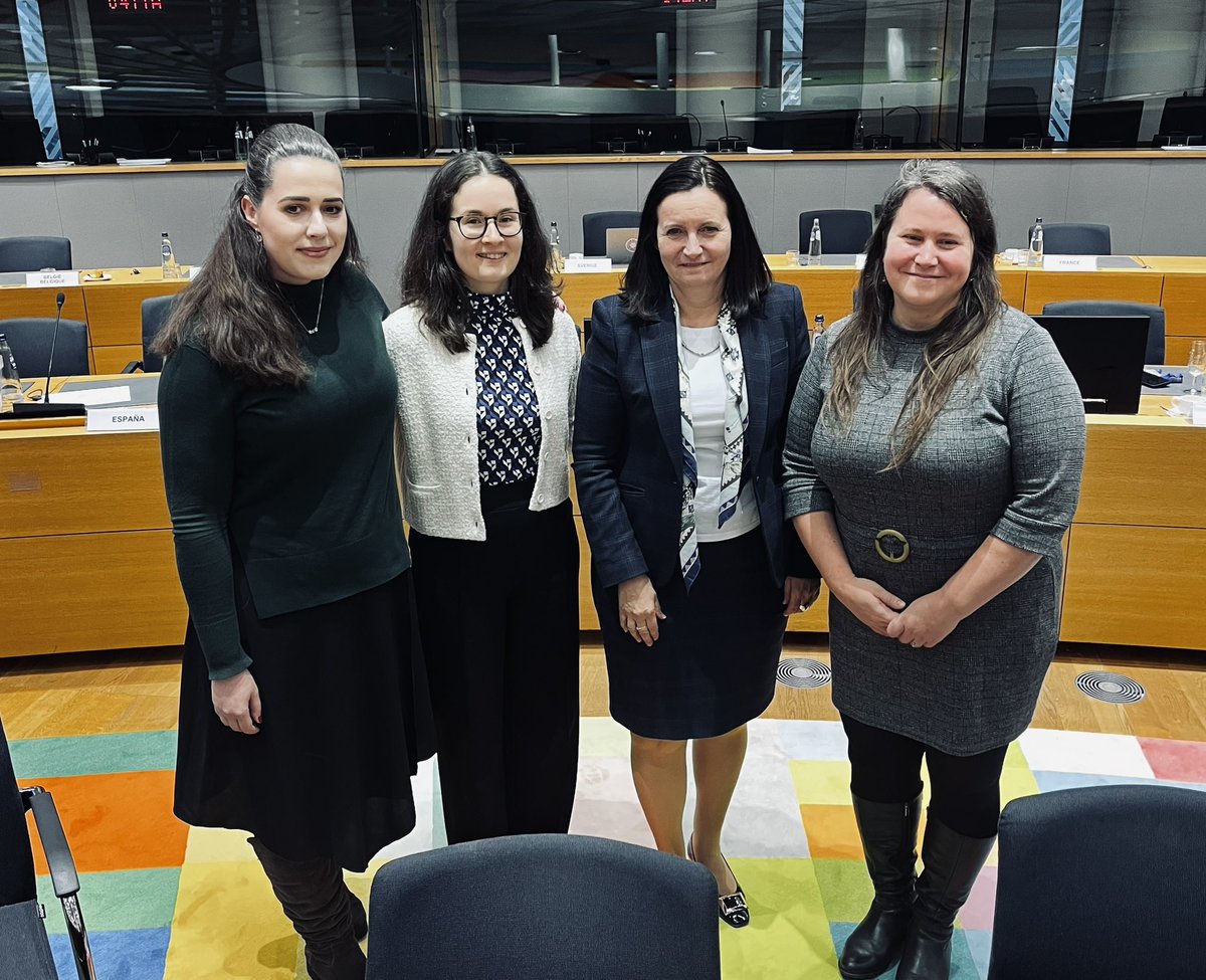 CZtoEU_Brussels's tweet photo. “Bylo to čtyři a půl roku intenzivní práce, ale i velkého zadostiučinění, protože se podařily věci, které měly význam". 
Těmito slovy se stálá představitelka 🇨🇿 při 🇪🇺, velvyslankyně @EditaHrdaEU, dnes rozloučila s #CoreperemII. https://t.co/IVoaZrqBYJ