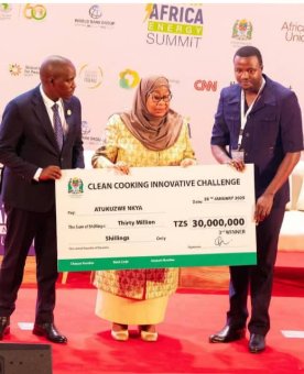 #Mission300AfricaEnergySummit <a href="/UNIDO_TZA/">UNIDO TZA</a> is honored to announce that President <a href="/SuluhuSamia/">Samia Suluhu</a> of Tanzania awarded 30,000,000 TZS to @jichochanya as one of the winners in the industry of  #CleanCooking Innovation.  The CEO @AtukuzweNkya, UNIDO's partner for Kigoma Joint program