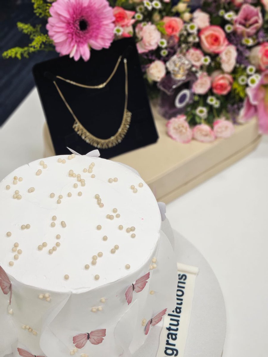 لقد كانت لحظات مميزة زادتها مشاعر الدعم والود التي غمرتموني بها، وأشعر بالفخر لكوني جزءًا من هذا الفريق الرائع ..شكرًا لكنَّ جميعًا منسوبات كلية الصيدلة وأسأل الله أن يوفقنا جميعًا لما فيه الخير والتقدم.🙏🏽💖