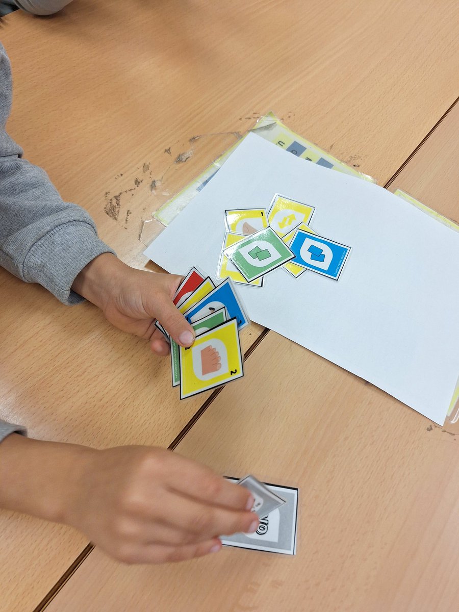 lafarigoladeval's tweet photo. Matí de jocs a 1r. Repassem les parts del cos en anglès de manera lúdica amb el dobble, uno, dòmino etc.. #englishisfun #speeling #writing #bodyparts #vocabulary https://t.co/BUMRWU4t6p
