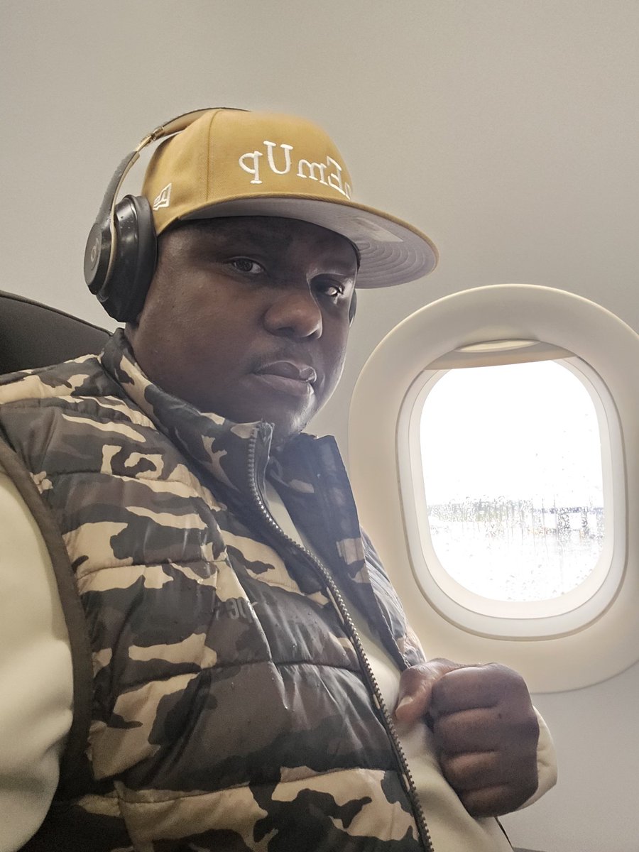 rhymeassasin's tweet photo. What's better than taking a walk umm... is taking a flight especially when you are headed to a Havoc show, it's on tonight, does it show on the surface that me and the Mob Deep ......see what I did there
#travel #MobDeep
#RunEmUp #DedicatedToSelf #MOP #RhymeAssassin #RusteJuxx https://t.co/YCjT7Mf9c1