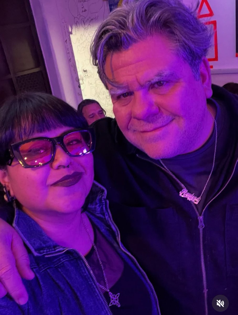 SraPostPunk's tweet image. ¡Feliz, feliz cumpleaños a @ruleiro ! Amo escucharte todos los días y te admiro muchísimo. #PoderosoCumpleRulo 

Y claro que voy a presumir mi fotito de hace un año, en el Mickys 🖤🍺