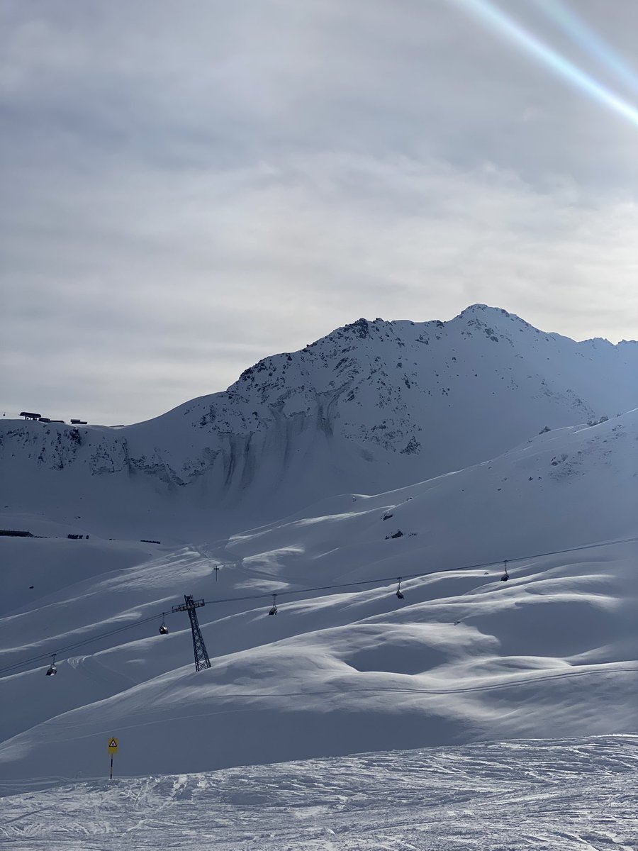 Da wurde die Lawine ausgelöst….
Wieso fahren dir Leute in gesperrten Pisten?