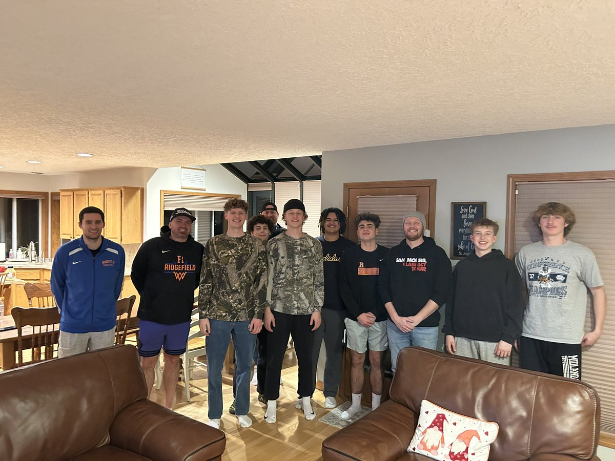 Spuds getting locked in with some baked 🥔’s last night at team dinner!