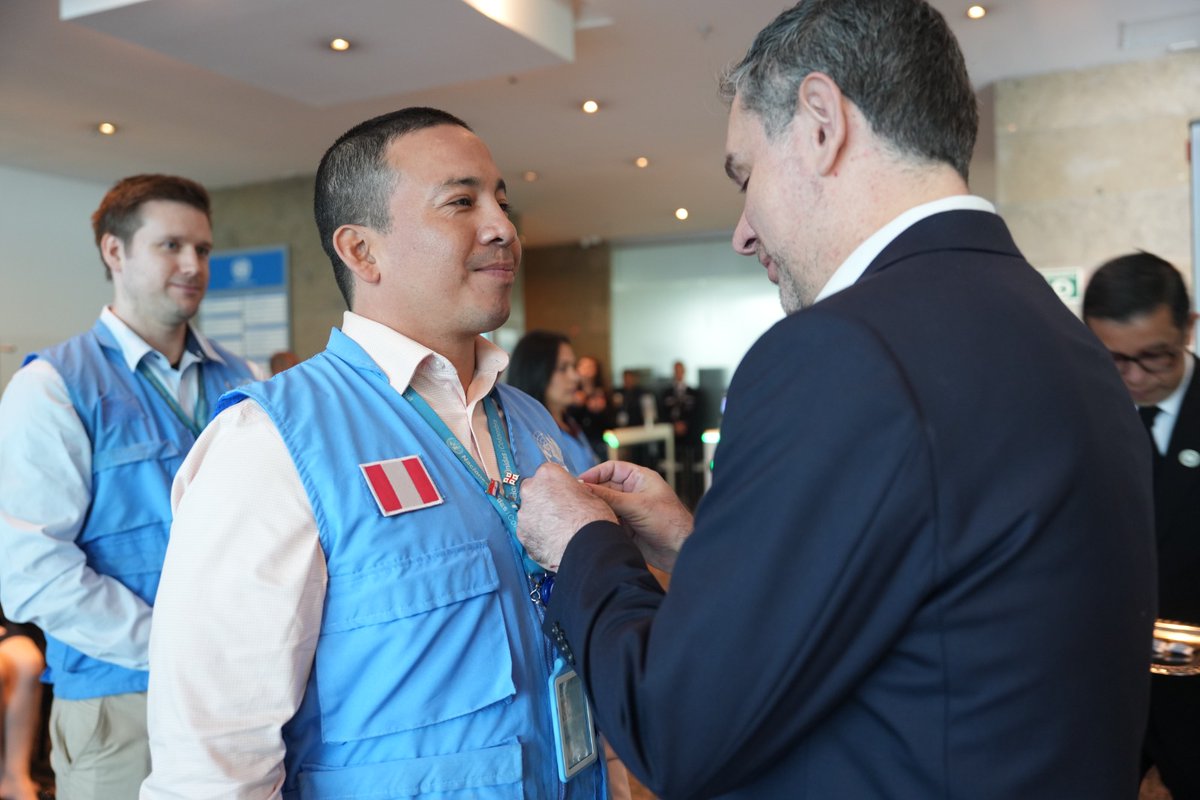 fapperu's tweet photo. 🚨✈️ ¡PERÚ PRESENTE EN LA ONU! 🎖️🌎
El Mayor FAP Paul Rodríguez Chamorro fue condecorado con la Medalla del Servicio Especial de la ONU por su labor como Observador Internacional en la Misión de Verificación en Colombia 2024 . 🇵🇪🤝🇺🇳
#OrgulloFAP #HéroesPorLaPaz #PerúEnLaONU https://t.co/KYzWOgbUiD
