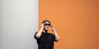 🔝🆕 Selon une note interne, Reality Labs, filiale de Meta, a dépassé presque tous ses objectifs de ventes et d'utilisateurs pour 2024. Accrochez vous car pleins de “trucs cools” vont arriver en 2025 dans l’univers de la realité virtuelle &amp; augmentée 🥽businessinsider.com/meta-reality-l…