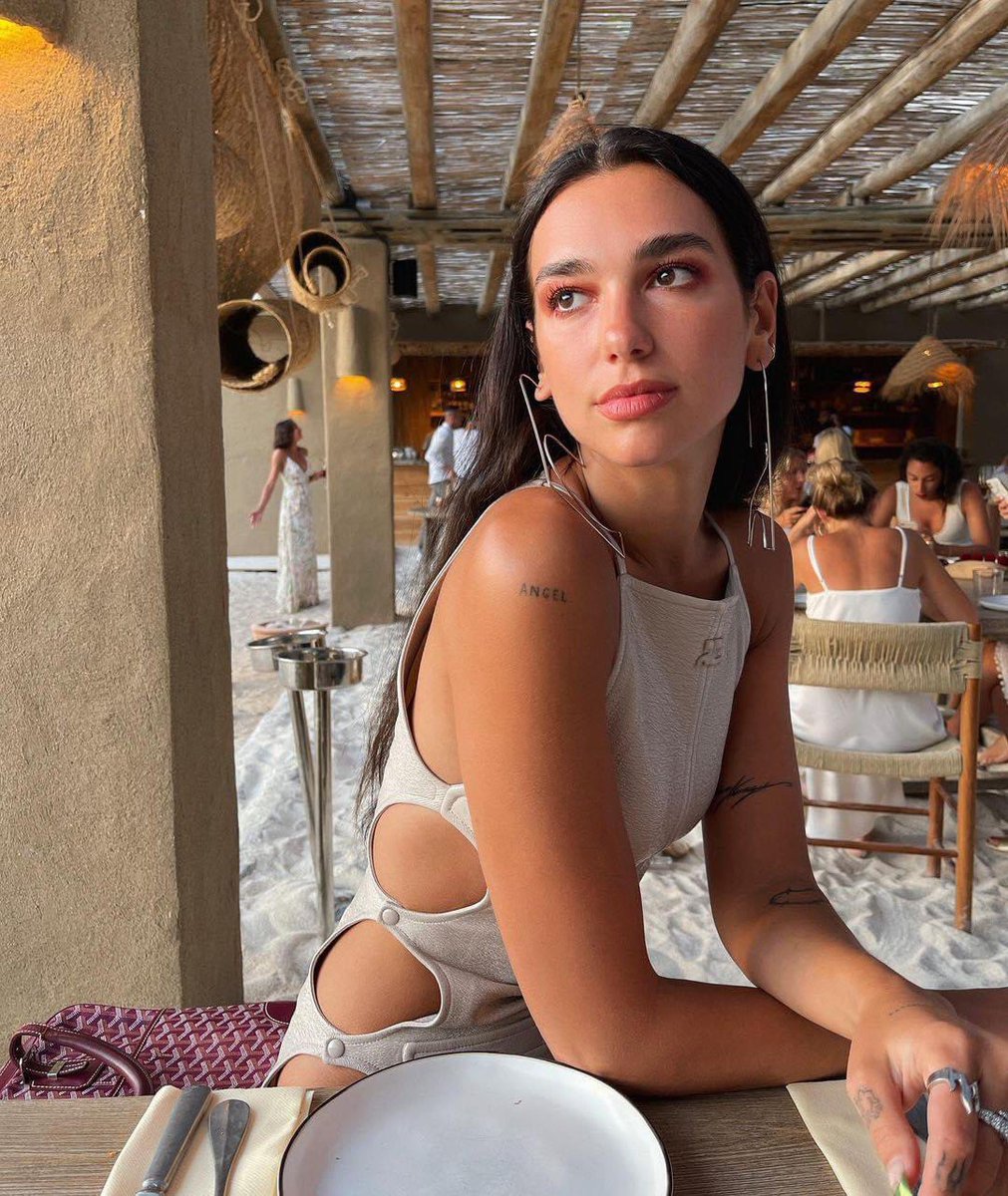 lipapictures's tweet photo. dua lipa is the definition of perfection https://t.co/CmjUC8TjPM