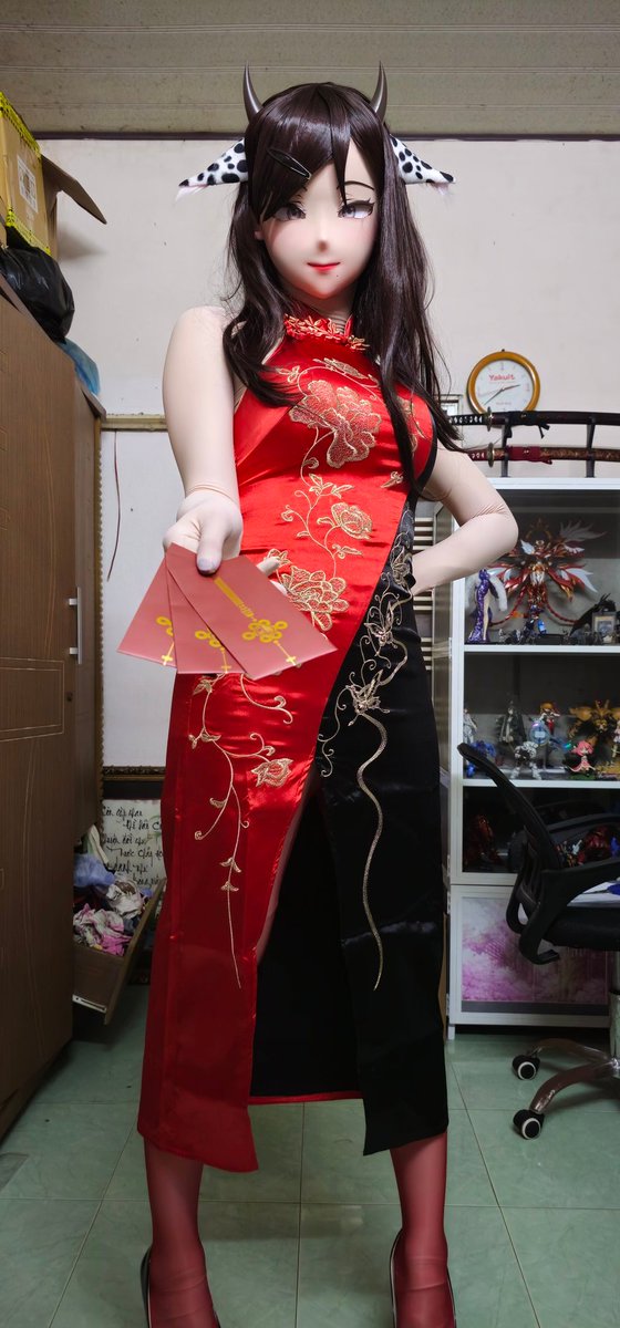 Ofc, when it comes to Lunar New Year, then "lì xì" is a vital part. I've prepared some, come and get your 🧧.

#kigurumi  #着ぐるみ #キグルミ