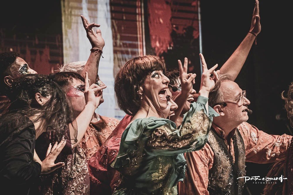 Día 2 - Concurso Oficial de Carnaval <a href="/teatrodeverano/">Teatro de Verano Ramón Collazo</a> 

( 📷 ) para <a href="/bacanalcarnaval/">Bacanal 🎙️ Carnaval toda la vida</a> 

Parodistas Los Adams

<a href="/LuisCarballo4/">Luis A. Carballo</a> 

#fotografoslatam #people_infinity_ #fotoperiodismo #exploretheworld #documentaryphotography #great_capture_people #fotoperiodismouruguay #photooftheday