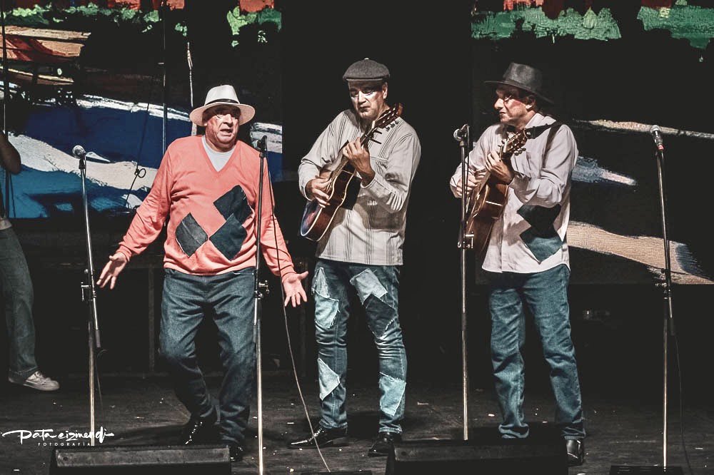 Día 2 - Concurso Oficial de Carnaval <a href="/teatrodeverano/">Teatro de Verano Ramón Collazo</a> 

( 📷 ) para <a href="/bacanalcarnaval/">Bacanal 🎙️ Carnaval toda la vida</a> 

Parodistas Los Adams

<a href="/LuisCarballo4/">Luis A. Carballo</a> 

#fotografoslatam #people_infinity_ #fotoperiodismo #exploretheworld #documentaryphotography #great_capture_people #fotoperiodismouruguay #photooftheday