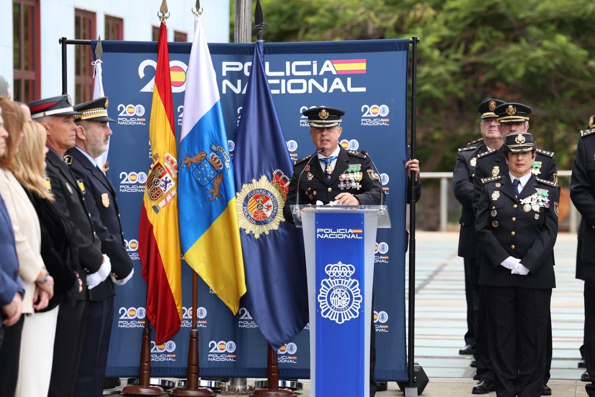 info_dgp's tweet photo. Hoy se celebró el acto de conmemoración del 201 aniversario de @policia en la Jefatura Superior de Policía de #Canarias con motivo del #Bicentenario https://t.co/E7YJdNGac5