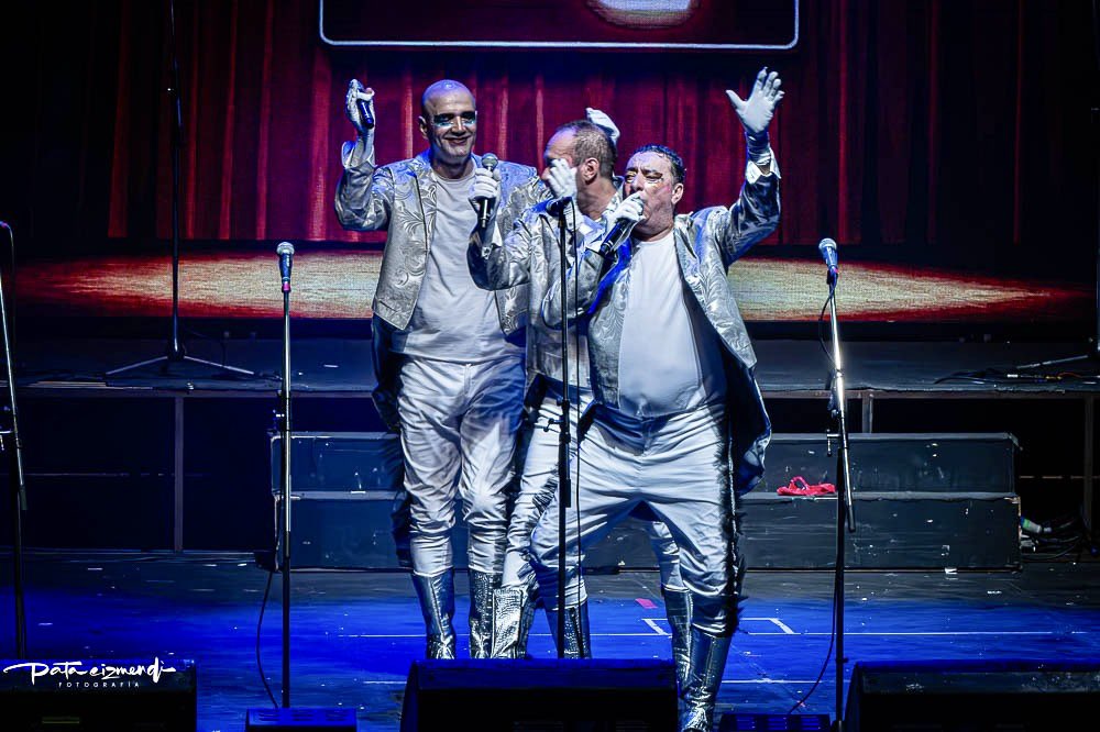 Día 2 - Concurso Oficial de Carnaval <a href="/teatrodeverano/">Teatro de Verano Ramón Collazo</a> 

( 📷 ) para <a href="/bacanalcarnaval/">Bacanal 🎙️ Carnaval toda la vida</a> 

Parodistas Los Adams

<a href="/LuisCarballo4/">Luis A. Carballo</a> 

#fotografoslatam #people_infinity_ #fotoperiodismo #exploretheworld #documentaryphotography #great_capture_people #fotoperiodismouruguay #photooftheday