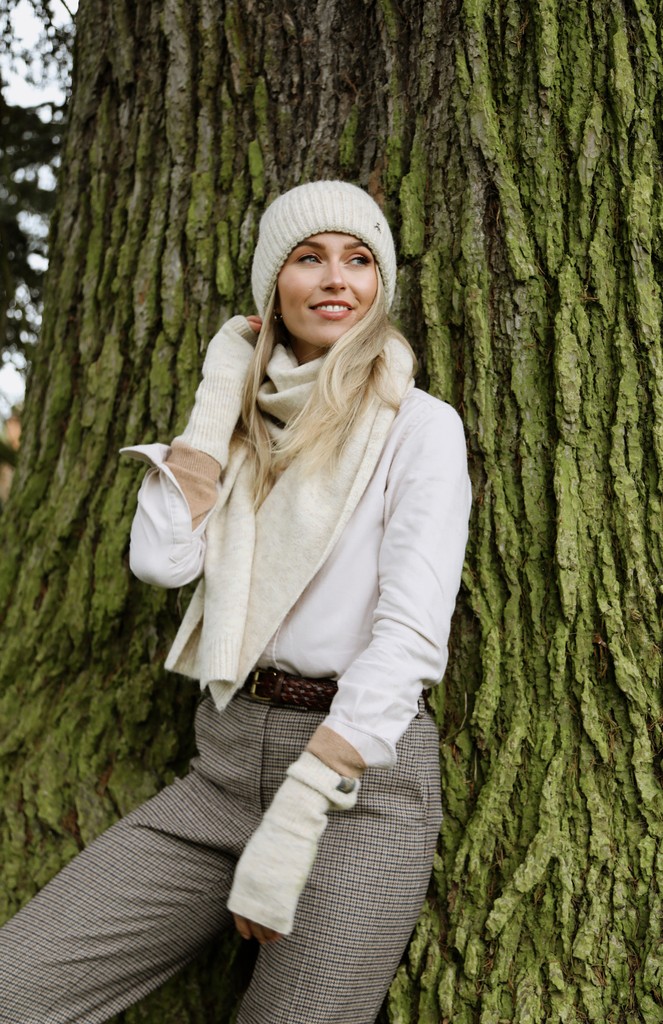 Which colourway in our Burwell scarves have you shopped in our winter sale? Oatmeal, Walnut, Airforce Blue or Mint 💭⁠
⁠
Was £49 now £24.50🧣

#hicksandbrown #sale #winterfashion