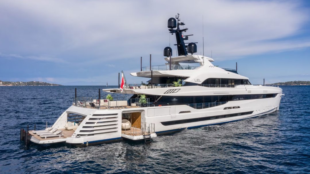 SimplySelectSea's tweet photo. Elegance meets adventure! 🚤 The 50m LEL by Rossinavi boasts an award-winning beach club, seamless sea access &amp; sleek design—perfect for sun-soaked days &amp; starlit nights. 🌊✨ #SimplySelectYachts #SimplySelectAtItsBest #SimplySelectExperience https://t.co/ArAYWDRuBU