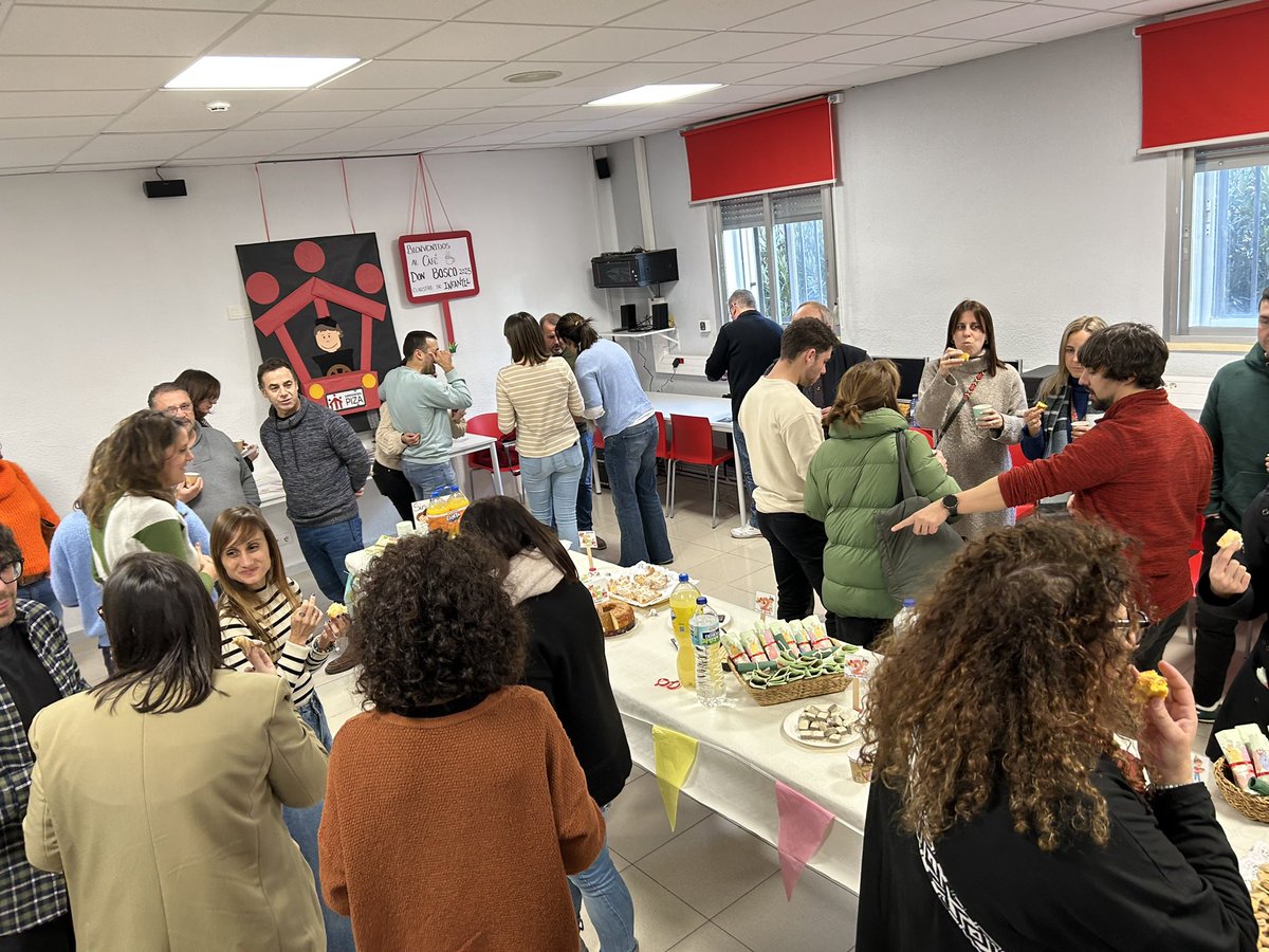 SalesianosPiza's tweet photo. Hoy hemos disfrutado de Nico Montero por la mañana con los alumnos de 4ESO, en las buenas tardes de Grado Superior y con los profesores en el Café Don Bosco #SomosFuturo @SalesianosEs https://t.co/gLjapaXJ7l
