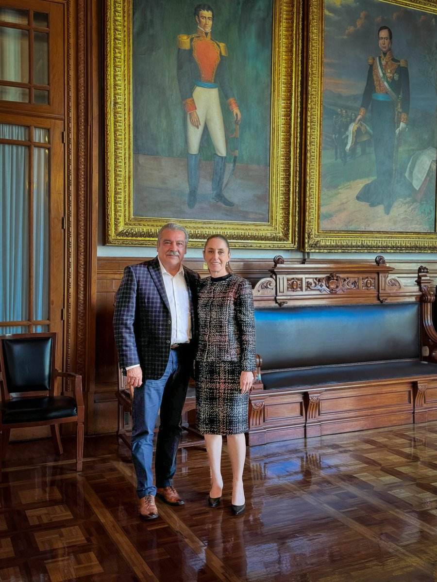 raulmoronO's tweet image. Tuve el honor y privilegio de conversar con la presidenta de México, @Claudiashein, en Palacio Nacional. Reconozco el histórico gobierno que encabeza y le expresé mi apoyo incondicional en la defensa de la soberanía de nuestro país.
#MorónSenador
#Michoacán