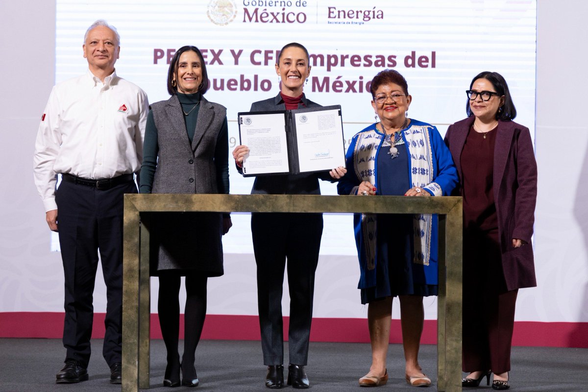 LuzElena_GE's tweet photo. Presentamos un paquete de reformas a leyes secundarias en el sector energético para revertir los efectos de la reforma de 2013 y devolver al pueblo sus empresas públicas. Con estas iniciativas, recuperamos el control del sector, fortalecemos a @CFEmx  y @PEMEX y consolidamos la soberanía energética con un modelo justo y sostenible.
Las reformas impactan 6 leyes principales y armonizan 5 más, para:
🔹 Hacer vinculante la planeación desde el Estado.
🔹 Incorporar la justicia energética.
🔹 Integrar y fortalecer a las empresas públicas con un régimen especial.
🔹 Garantizar un sector eléctrico confiable con CFE al frente.
🔹 Fortalecer a PEMEX con un nuevo régimen fiscal y asignaciones de desarrollo mixto.
🔹 Mejorar el control y la trazabilidad de los combustibles.
🔹 Acelerar la transición energética con más inversión en energías limpias.
🔹 Unificar la regulación con la creación de la Comisión Nacional de Energía (CNE).
Con estas acciones, reafirmamos el compromiso de la Presidenta @Claudiashein con un sector energético soberano, fuerte y alineado con las necesidades del pueblo.