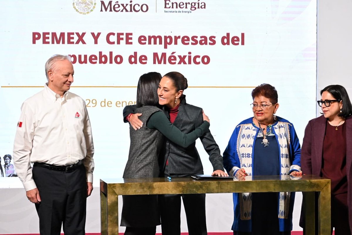 LuzElena_GE's tweet photo. Presentamos un paquete de reformas a leyes secundarias en el sector energético para revertir los efectos de la reforma de 2013 y devolver al pueblo sus empresas públicas. Con estas iniciativas, recuperamos el control del sector, fortalecemos a @CFEmx  y @PEMEX y consolidamos la soberanía energética con un modelo justo y sostenible.
Las reformas impactan 6 leyes principales y armonizan 5 más, para:
🔹 Hacer vinculante la planeación desde el Estado.
🔹 Incorporar la justicia energética.
🔹 Integrar y fortalecer a las empresas públicas con un régimen especial.
🔹 Garantizar un sector eléctrico confiable con CFE al frente.
🔹 Fortalecer a PEMEX con un nuevo régimen fiscal y asignaciones de desarrollo mixto.
🔹 Mejorar el control y la trazabilidad de los combustibles.
🔹 Acelerar la transición energética con más inversión en energías limpias.
🔹 Unificar la regulación con la creación de la Comisión Nacional de Energía (CNE).
Con estas acciones, reafirmamos el compromiso de la Presidenta @Claudiashein con un sector energético soberano, fuerte y alineado con las necesidades del pueblo.