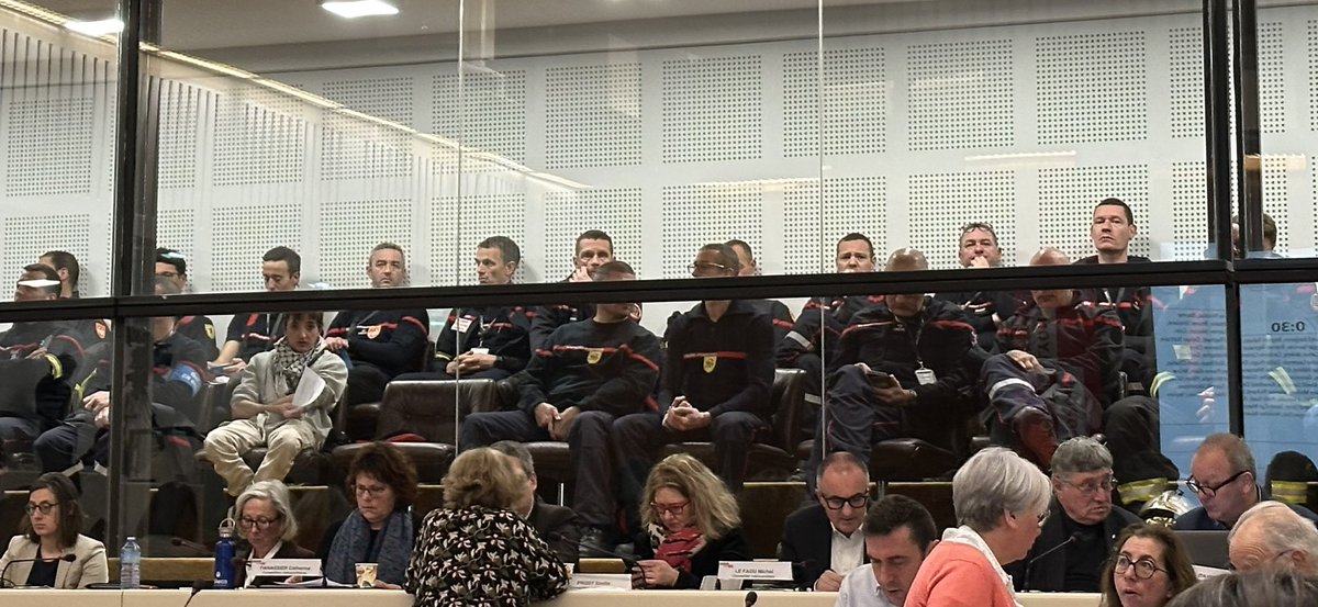 ✊🚒🧑‍🚒Soutien à nos pompiers du #Sdmis qui n’arrivent toujours pas à se faire entendre de l’exécutif écologiste de la métropole de <a href="/grandlyon/">Métropole de Lyon</a>. On ne peut traiter par le mépris et la brutalité ceux qui se mettent en danger pour sauver des vies dans des conditions difficiles,