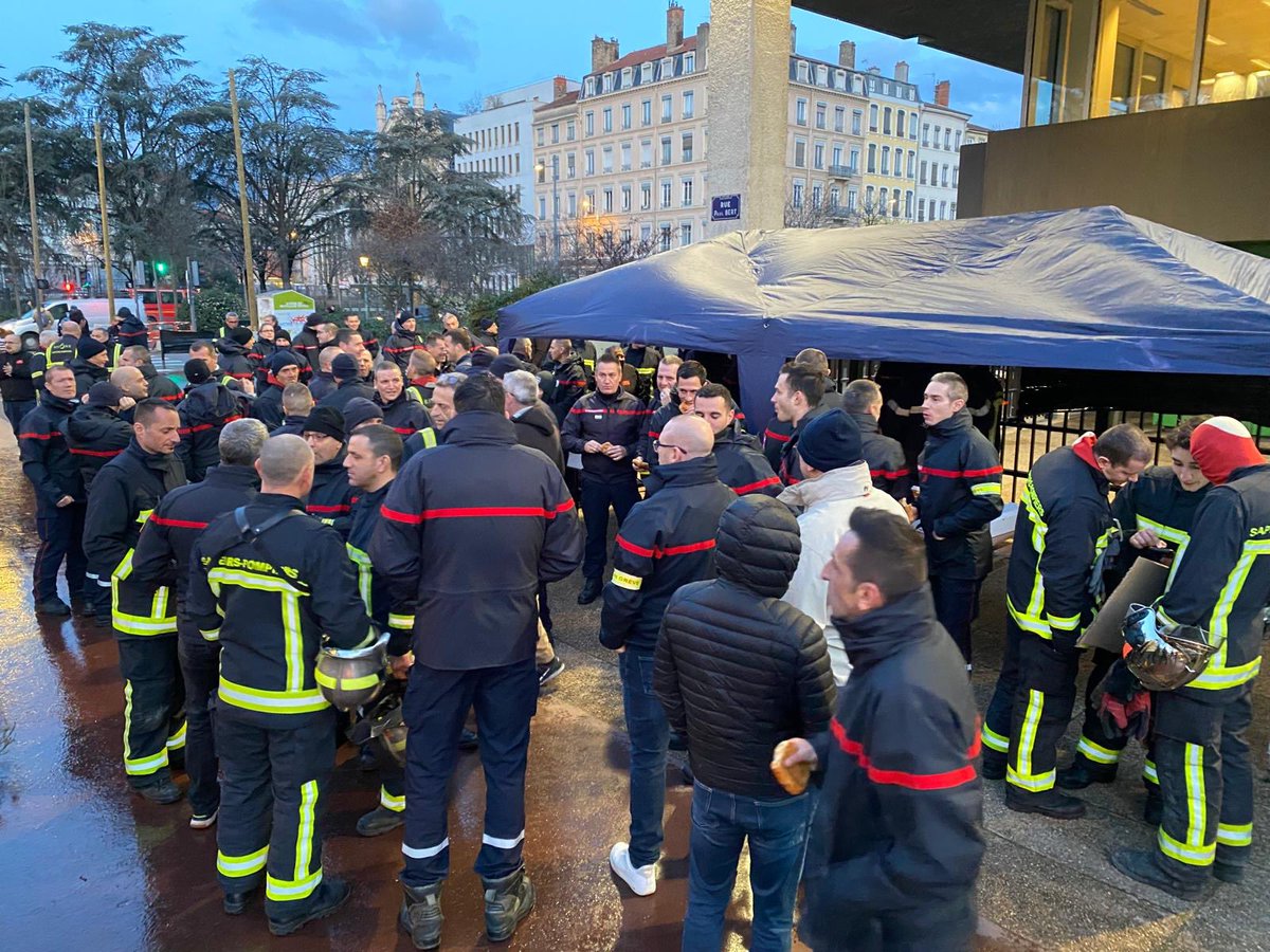 JulienSMATI's tweet photo. ✊🚒🧑‍🚒Soutien à nos pompiers du #Sdmis qui n’arrivent toujours pas à se faire entendre de l’exécutif écologiste de la métropole de @grandlyon. On ne peut traiter par le mépris et la brutalité ceux qui se mettent en danger pour sauver des vies dans des conditions difficiles, https://t.co/yZJDwhaBb6